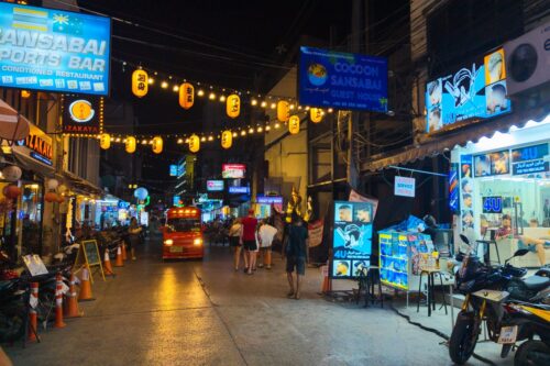 rue dans la ville de patong
