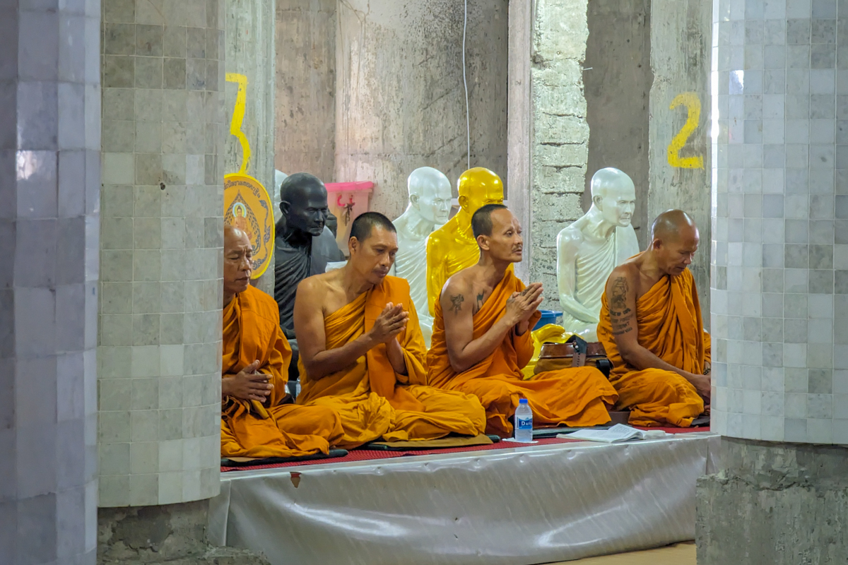 Prières au Big Buddha
