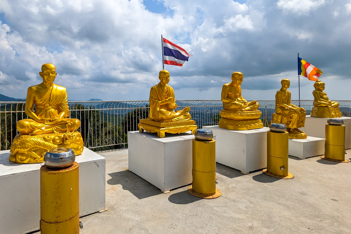 Statues de moines au Big Buddha