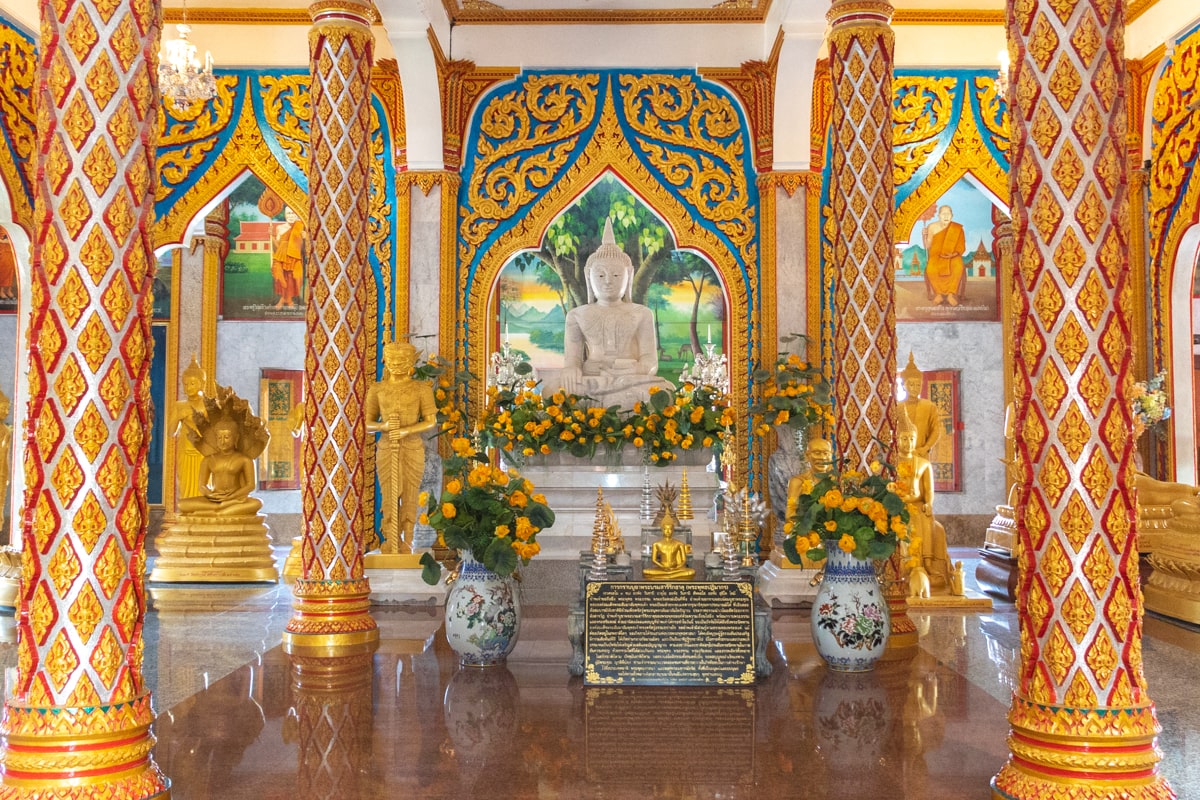 statue de bouddha dans le chedi du wat chalong