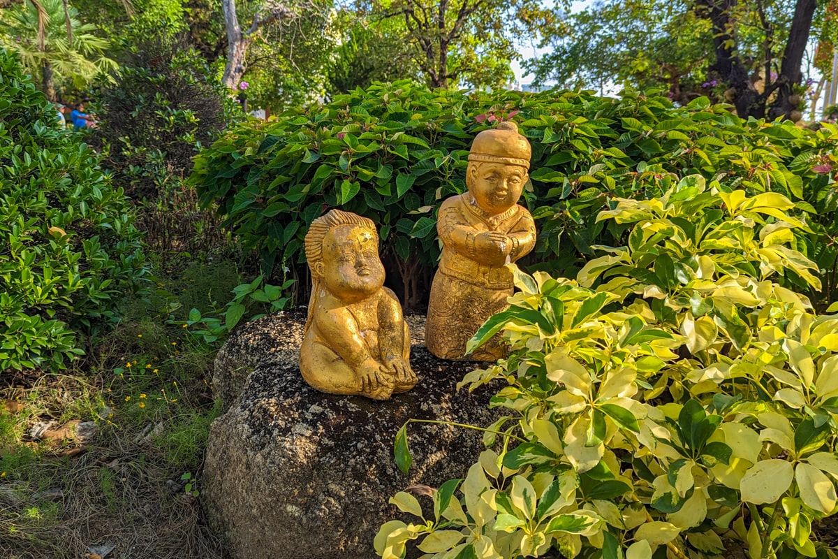 statues de bouddha dans les jardins du wat chalong