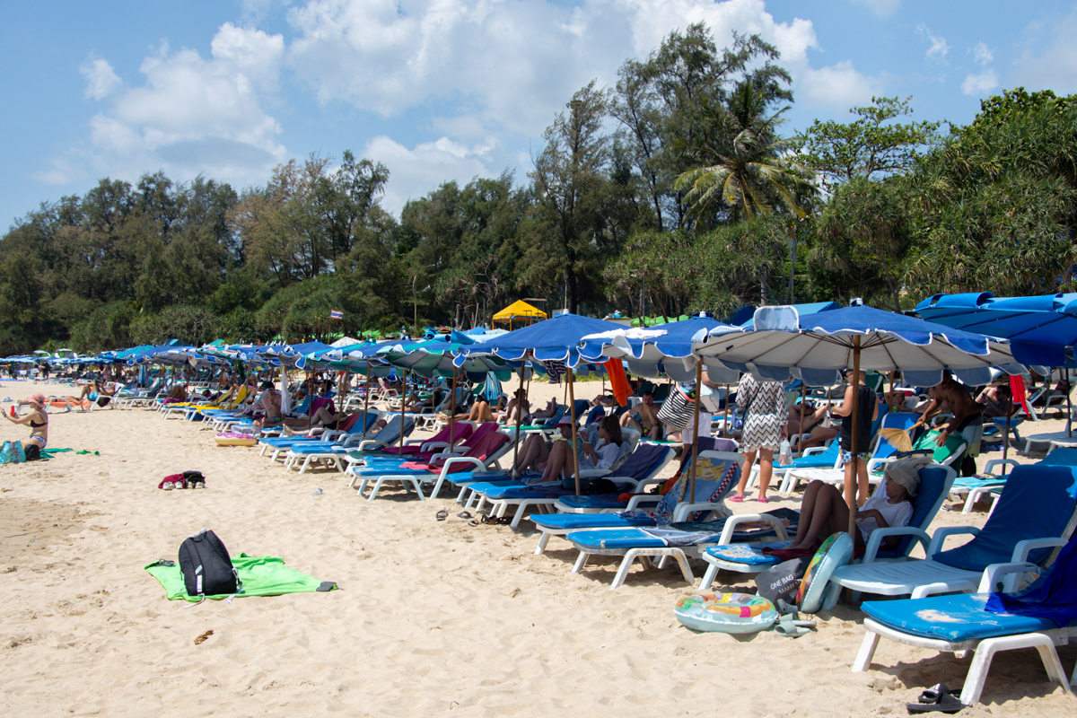 foule sur une plage à phuket