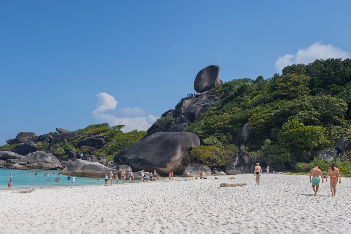 rochers sur une plage de l'archipel des similan