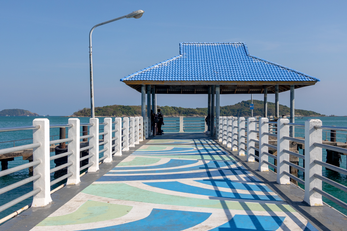 jetée sur la plage de rawai beach