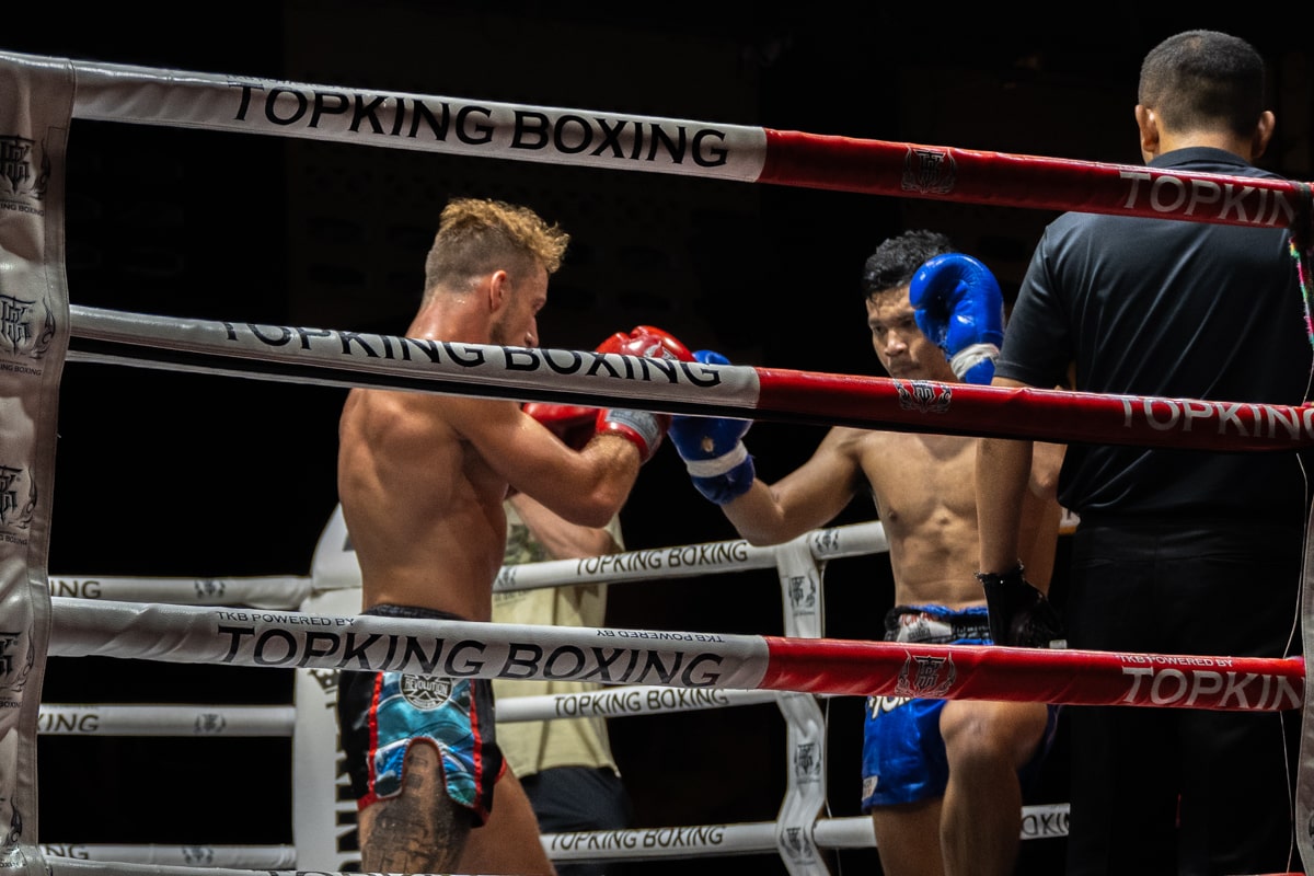 arbitrage d'un combat de boxe thai