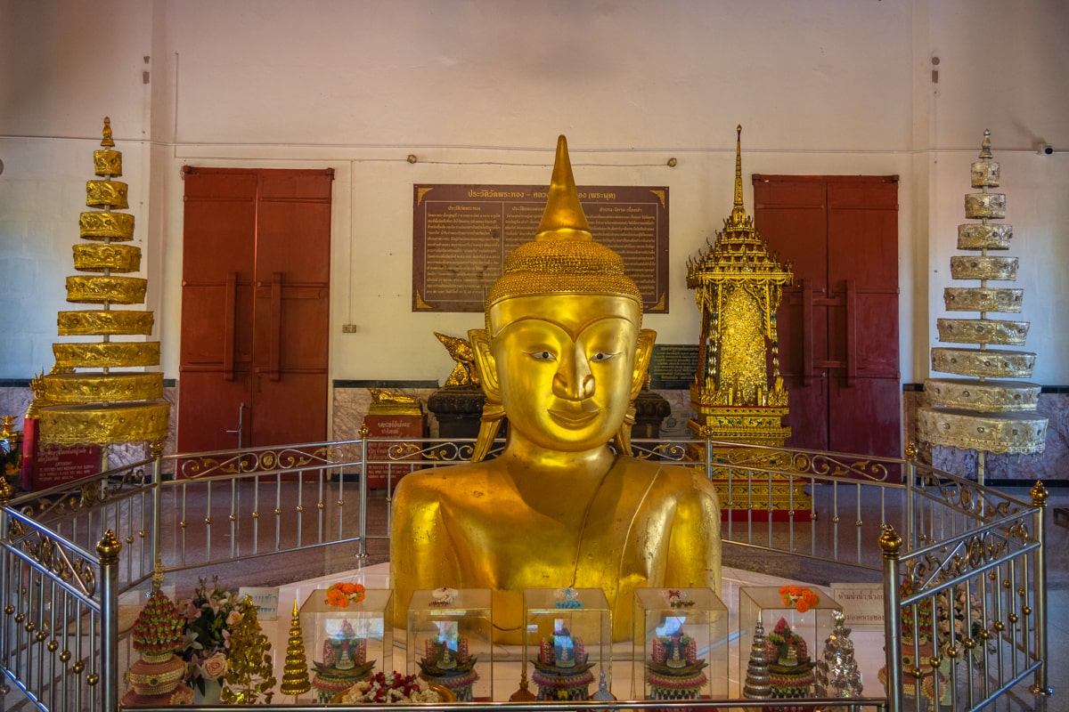 Bouddha doré à Wat Phra Thong