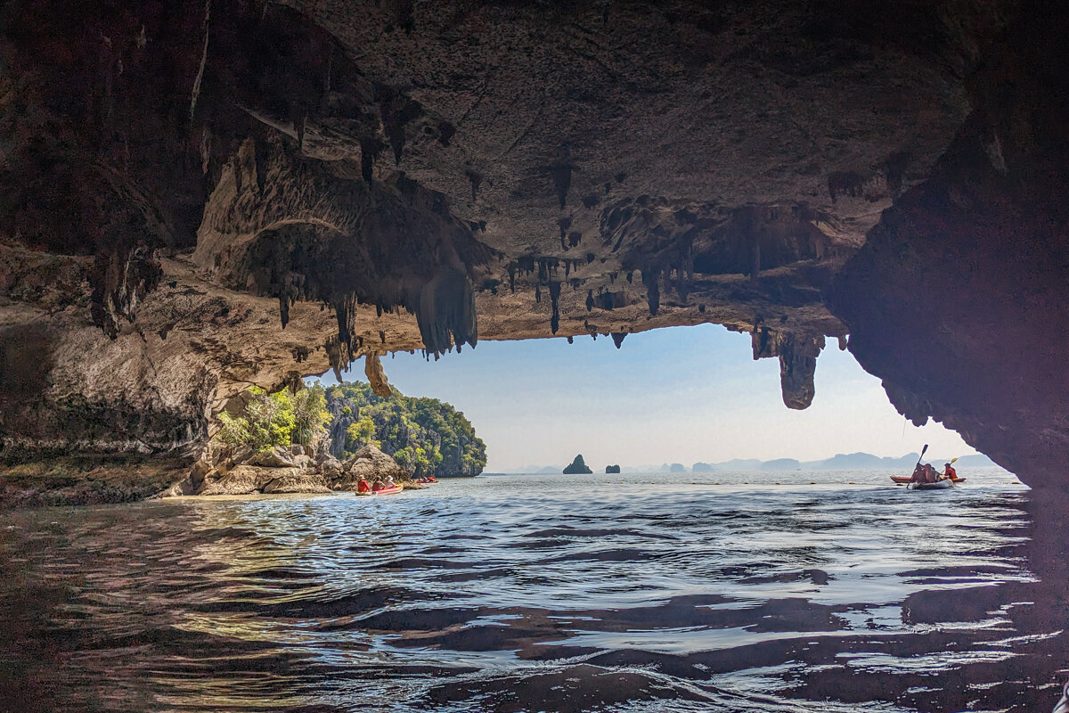 Dans une grotte pendant le canoé dans la baie de Phang Nga
