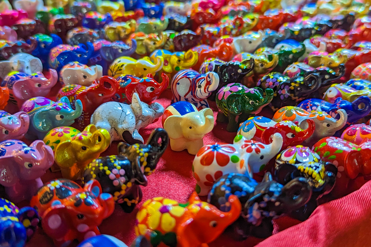 Éléphants en porcelaine au Chillva Night Market