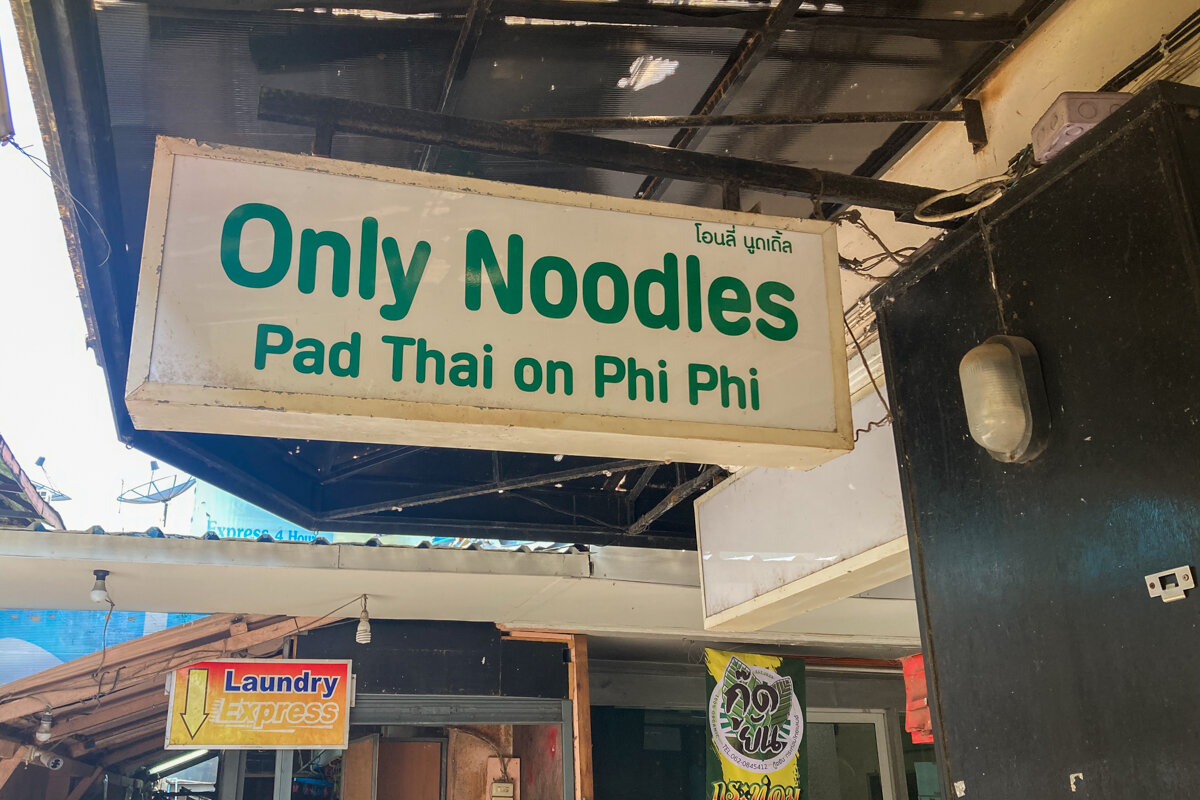 Enseigne d'un restaurant de noodles à Koh Phi Phi