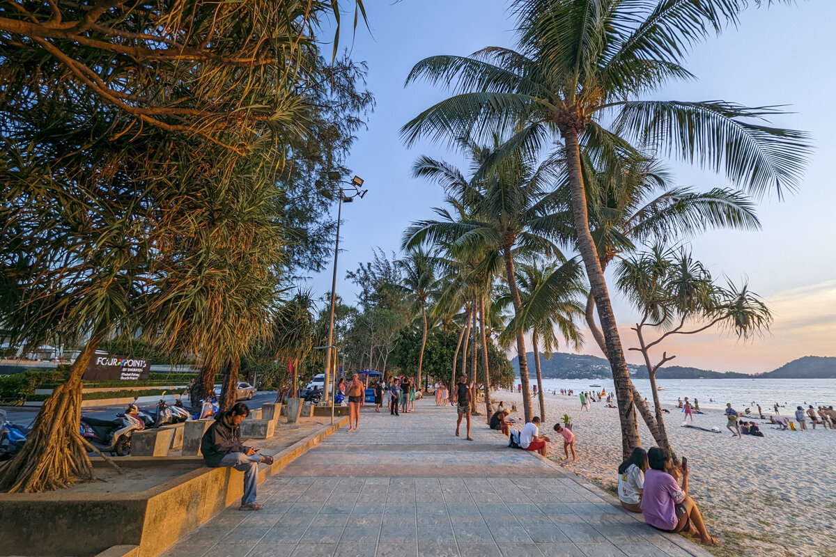 Esplanade devant la Patong Beach