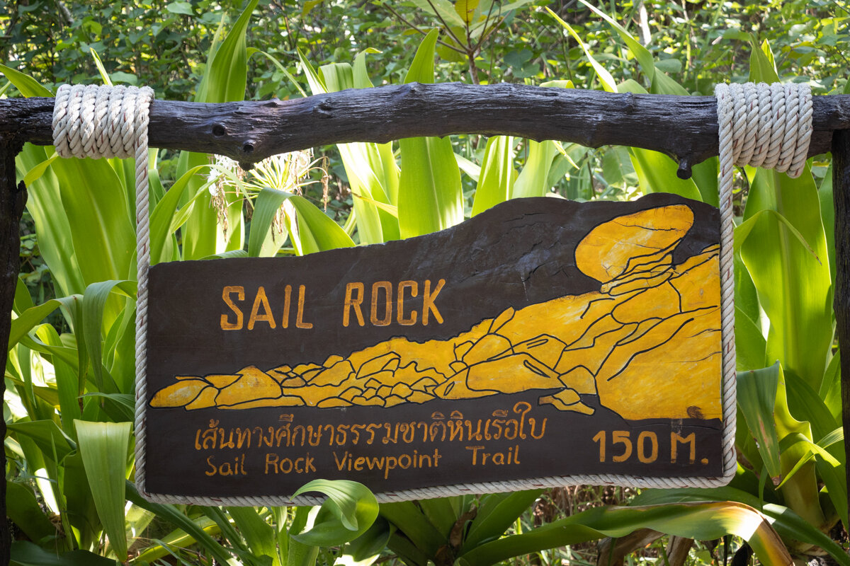 Panneau pour l'accès à la randonnée du Sail Rock dans les îles Similan