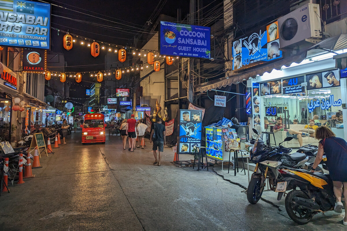 Dans une rue animée le soir à Patong