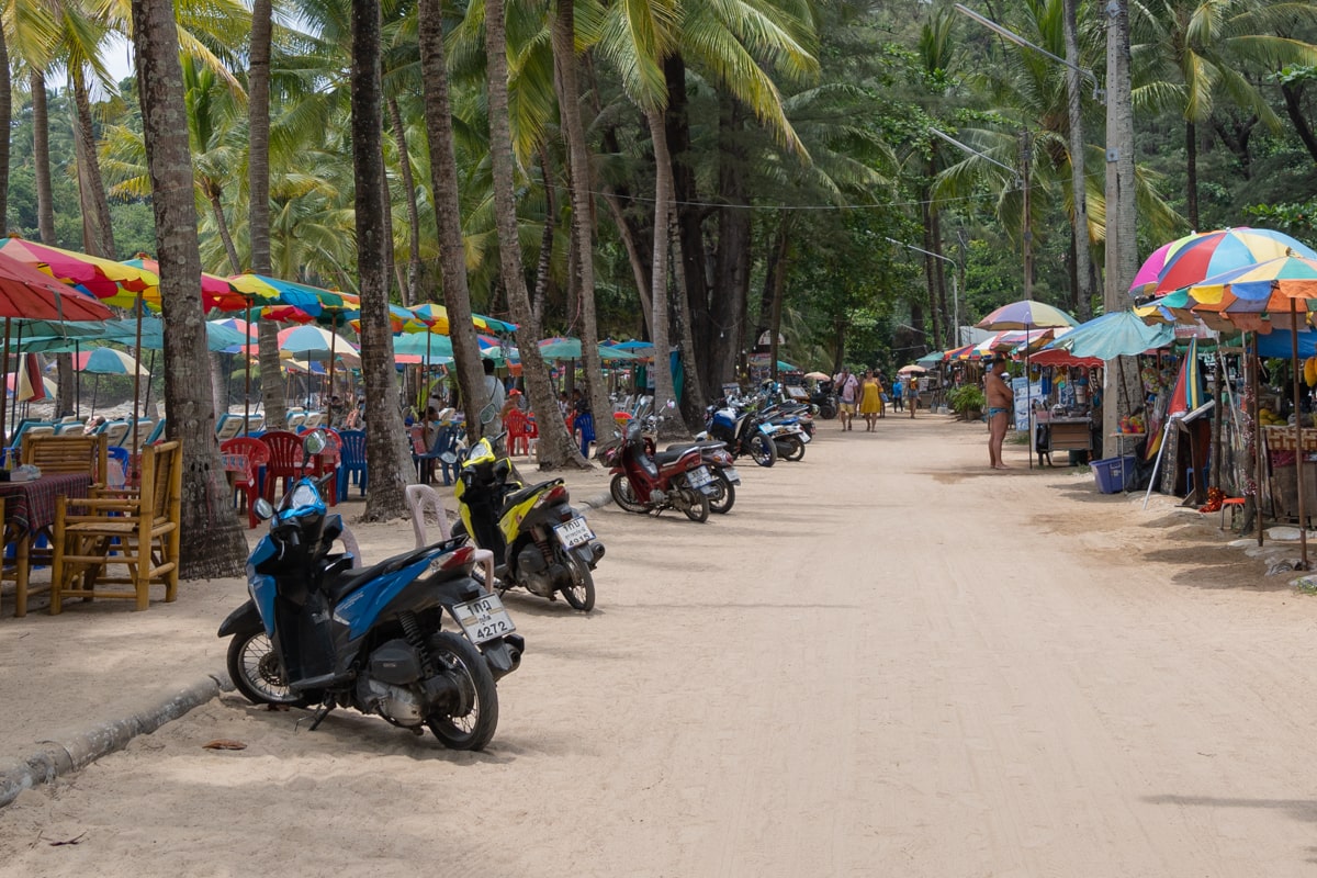 scooters sur une plage de phuket