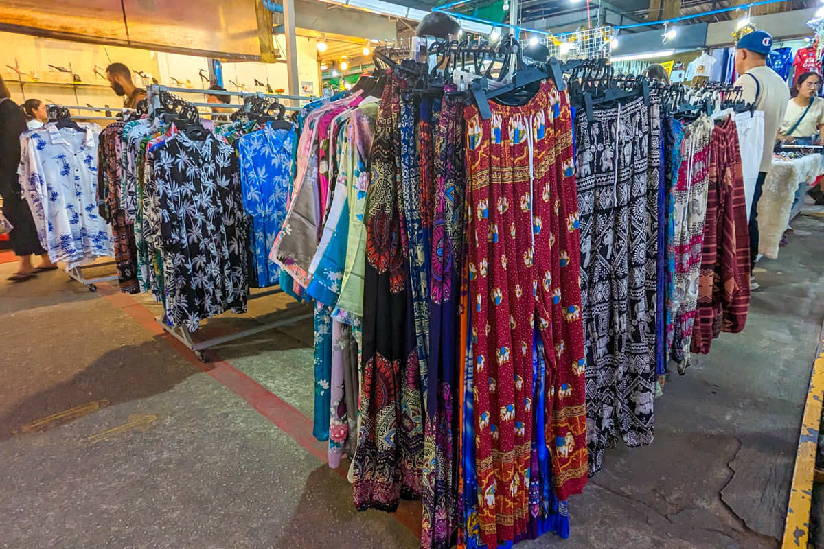 Stand de vêtements au Night market de Phuket
