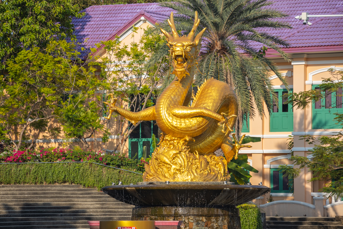 statue dorée de dragon