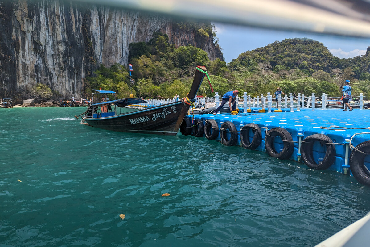 Accostage sur un ponton dans les îles Hong