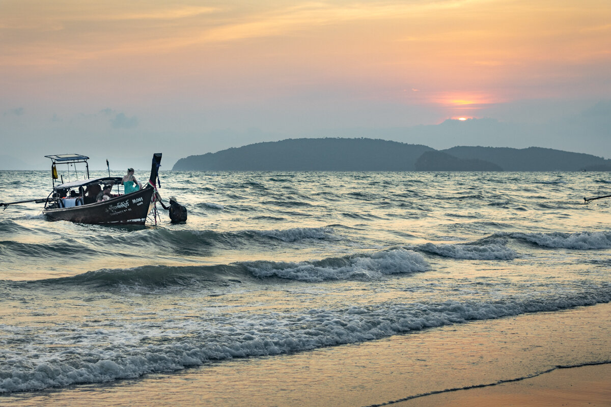 Long tail boat à Ao Nang au coucher de soleil