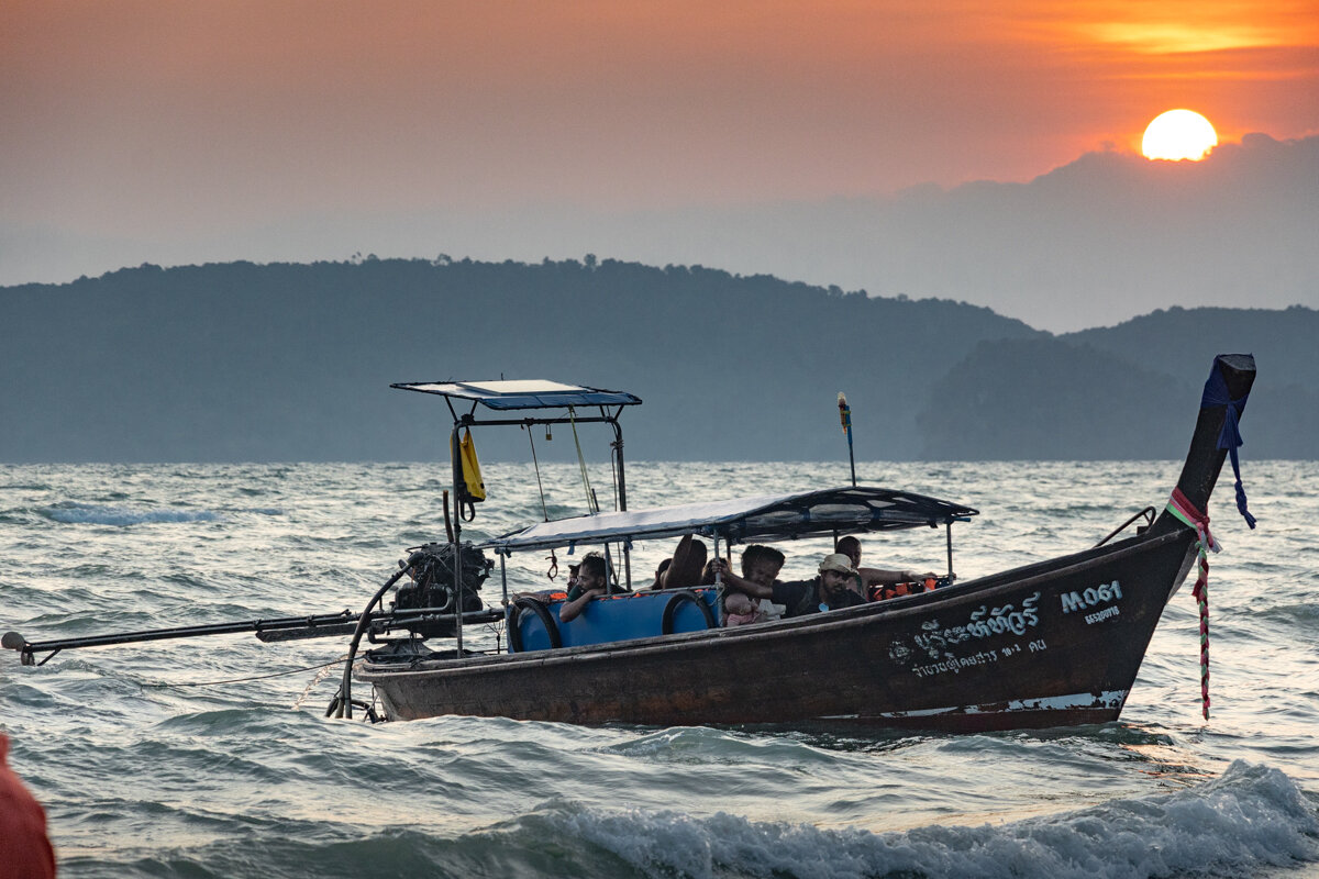 Mer et bateau au coucher de soleil à Ao Nang