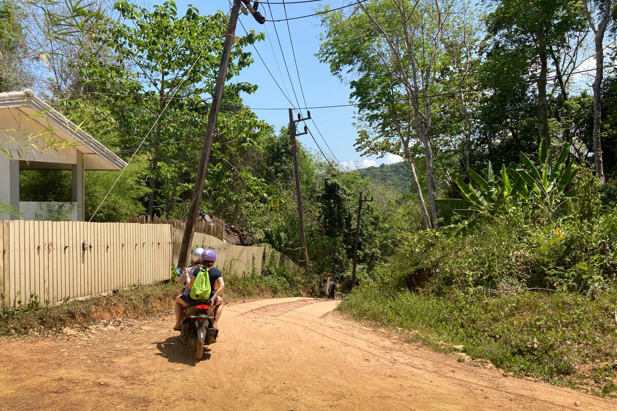 Scooter sur une route de Koh Yao Noi