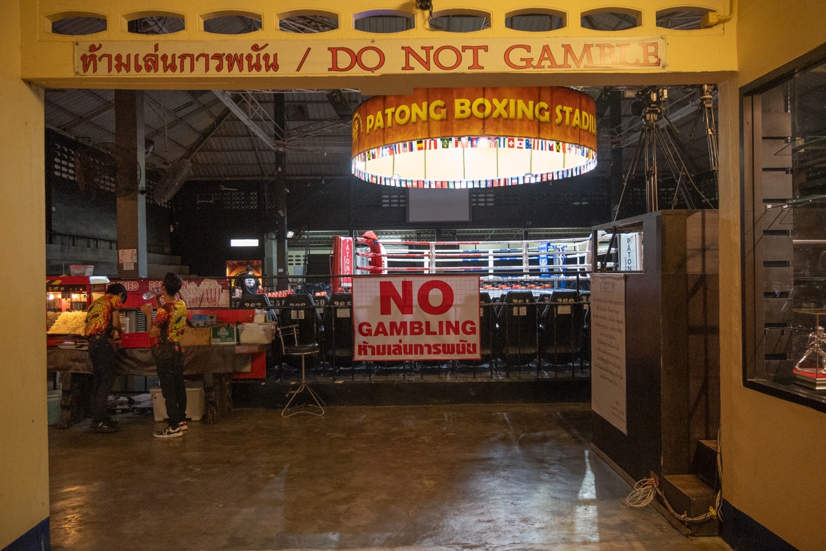 Entrée d'un ring de boxe thaï
