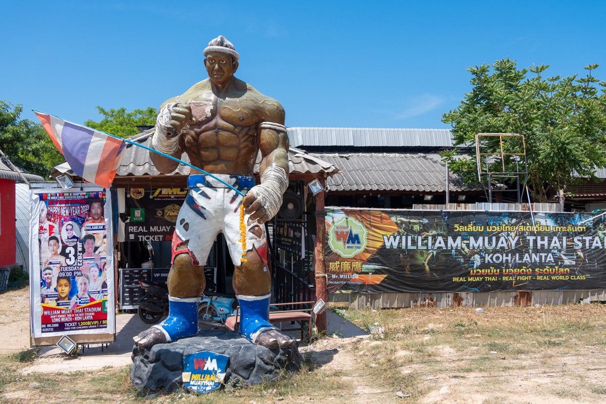 Statue d'un combattant de boxe thaï à Patong