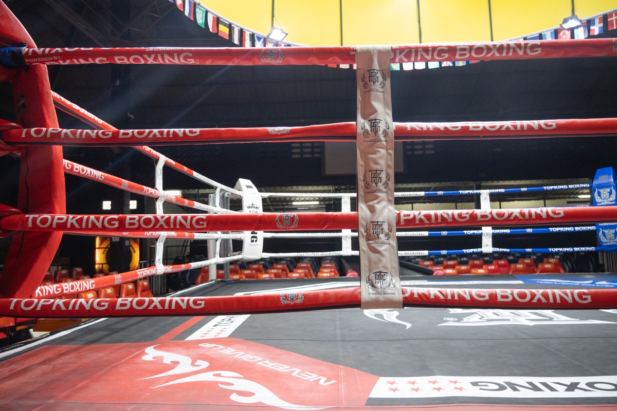 Vue d'un ring de boxe thaï