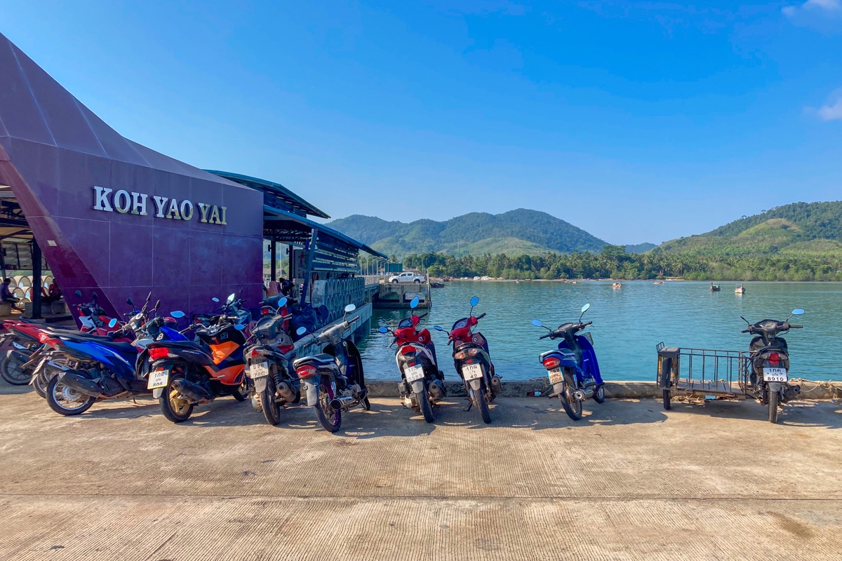 Motos sur le port de Koh Yao Yai