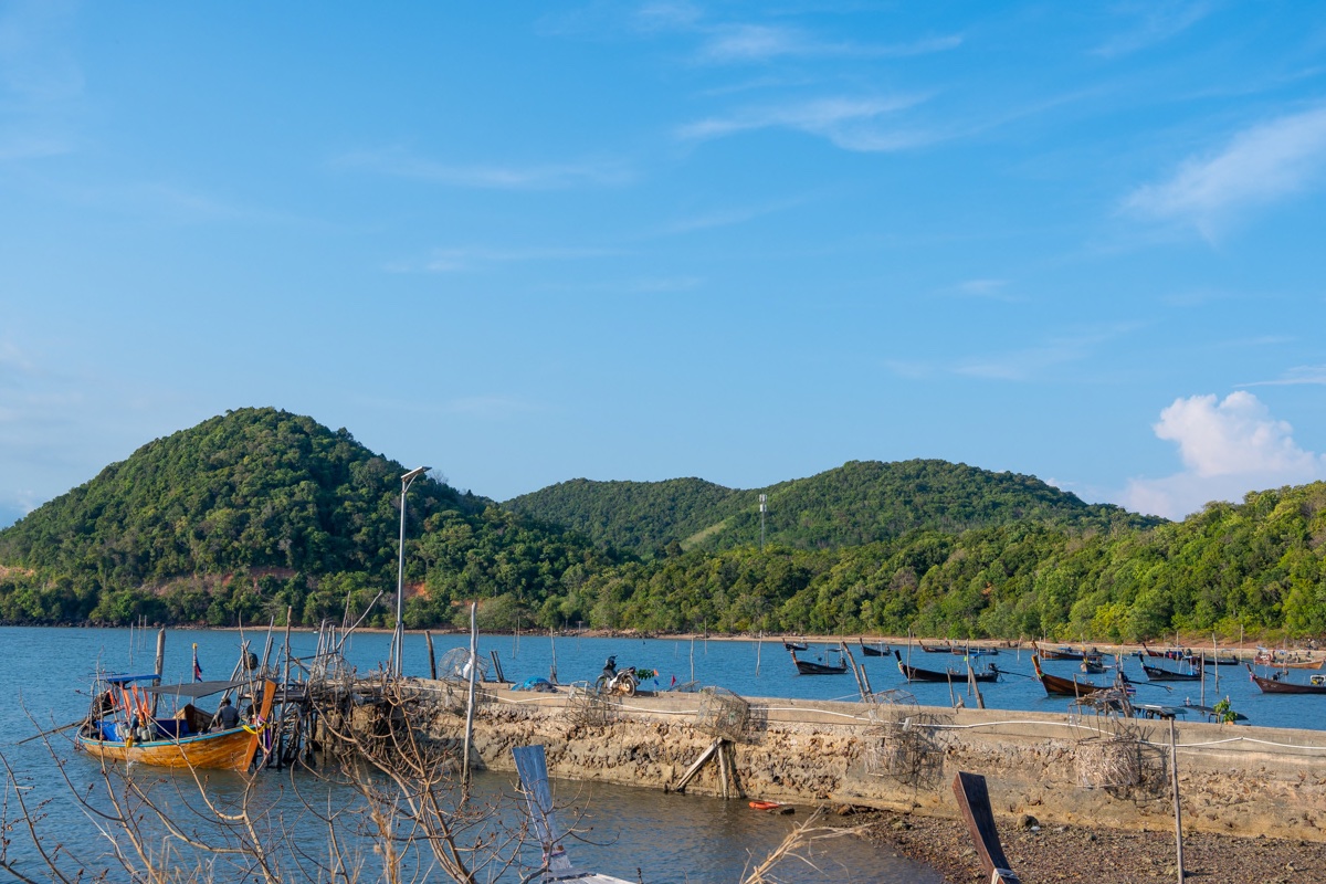 Vue sur des bateaux de pêcheurs à Koh Yao Yai