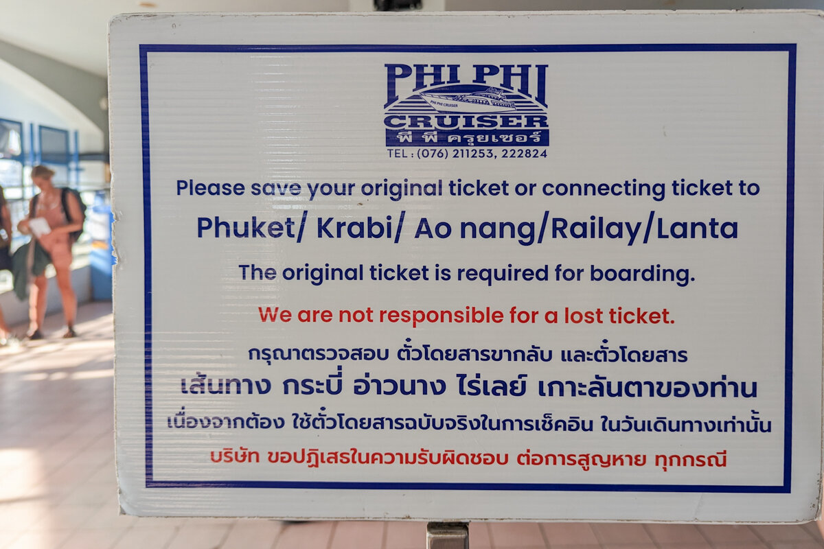 Panneau de destinations en ferry au Rassada Pier de Phuket