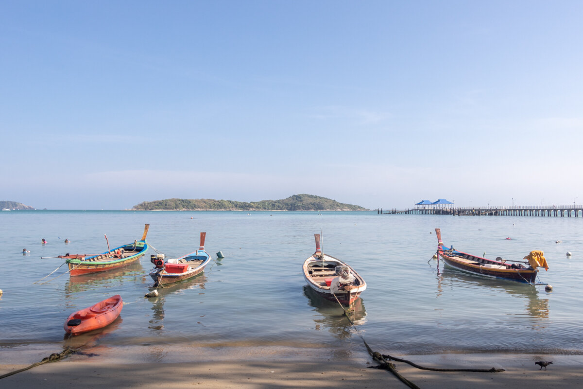 Bateaux sur la plage de Rawai Beach en Thaïlande