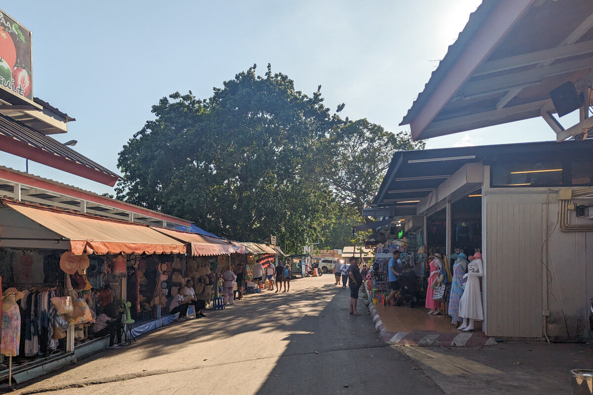 Ruelle dans Rawai Beach à Phuket